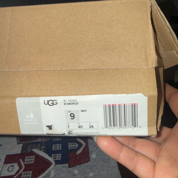 UGG women Droplet boots size 9 new box damage and light spots at the boots.. - Picture 13 of 15